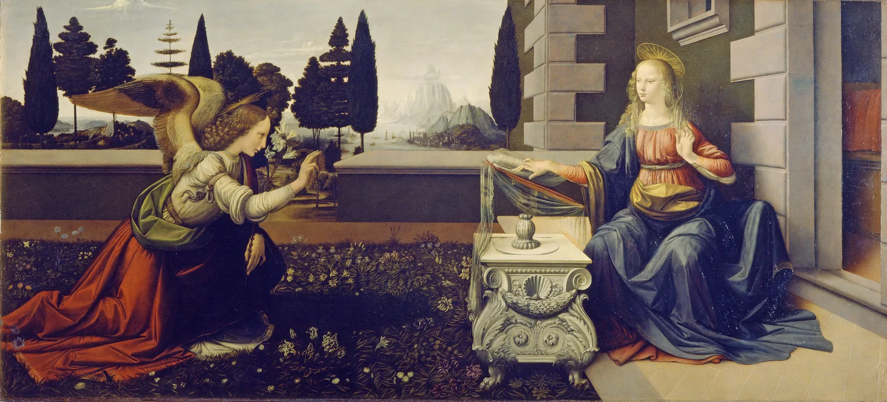 Leonardo da Vinci, Verkündigung: Links kniet der Engel Gabriel mit einer Lilie in einem blühenden Garten, rechts sitzt Maria an einem Lesepult vor einem Palast; dahinter eine Landschaft mit Bäumen, Bergen und einer Hafenstadt.